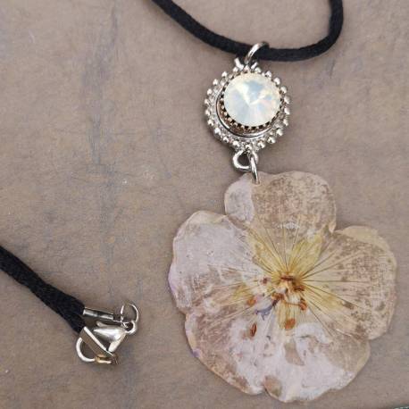 Necklace with real geranium flower